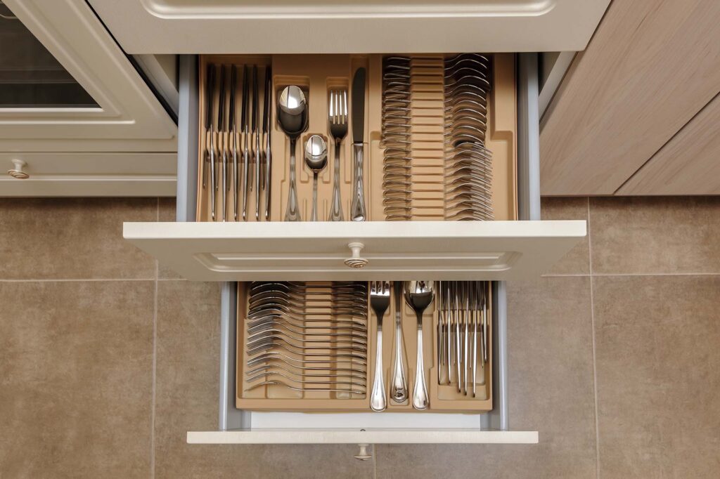  Organized cutlery in the drawers